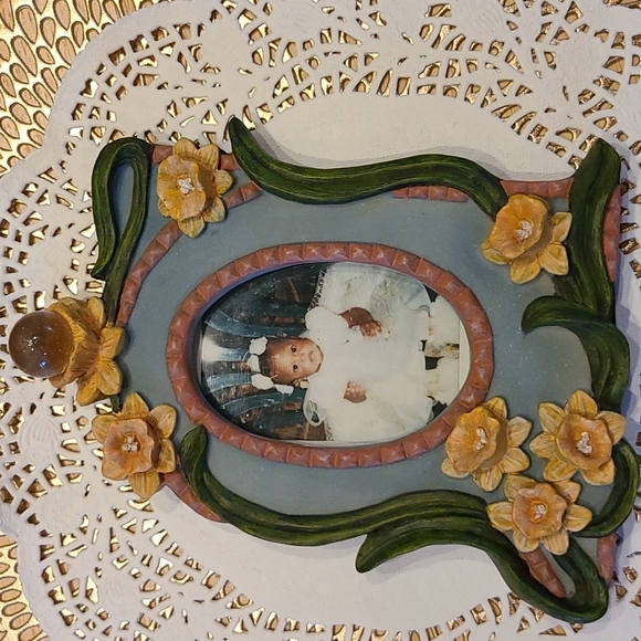 Noble Excellence Victoria's Garden 3D Floral Oval Photo Frame 3.5" x 5" x .5" - Picture 4 of 7